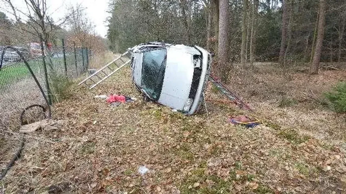 Das Fahrzeug durchbrach zunächst einen Zaun, blieb dann auf der Seite liegen. Der Fahrer flüchtete.