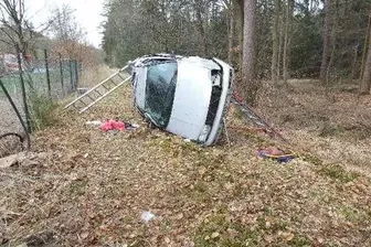 Das Fahrzeug durchbrach zunächst einen Zaun, blieb dann auf der Seite liegen. Der Fahrer flüchtete.
