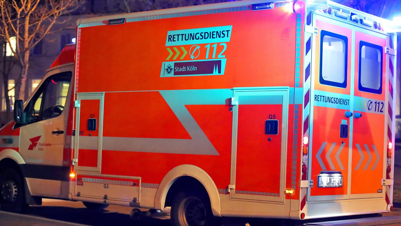 Ein Krankenwagen fährt mit Blaulicht zu einem Einsatz (Symbolbild): In Sülz wurde ein Mann bei einem Verkehrsunfall lebensbedrohlich verletzt.