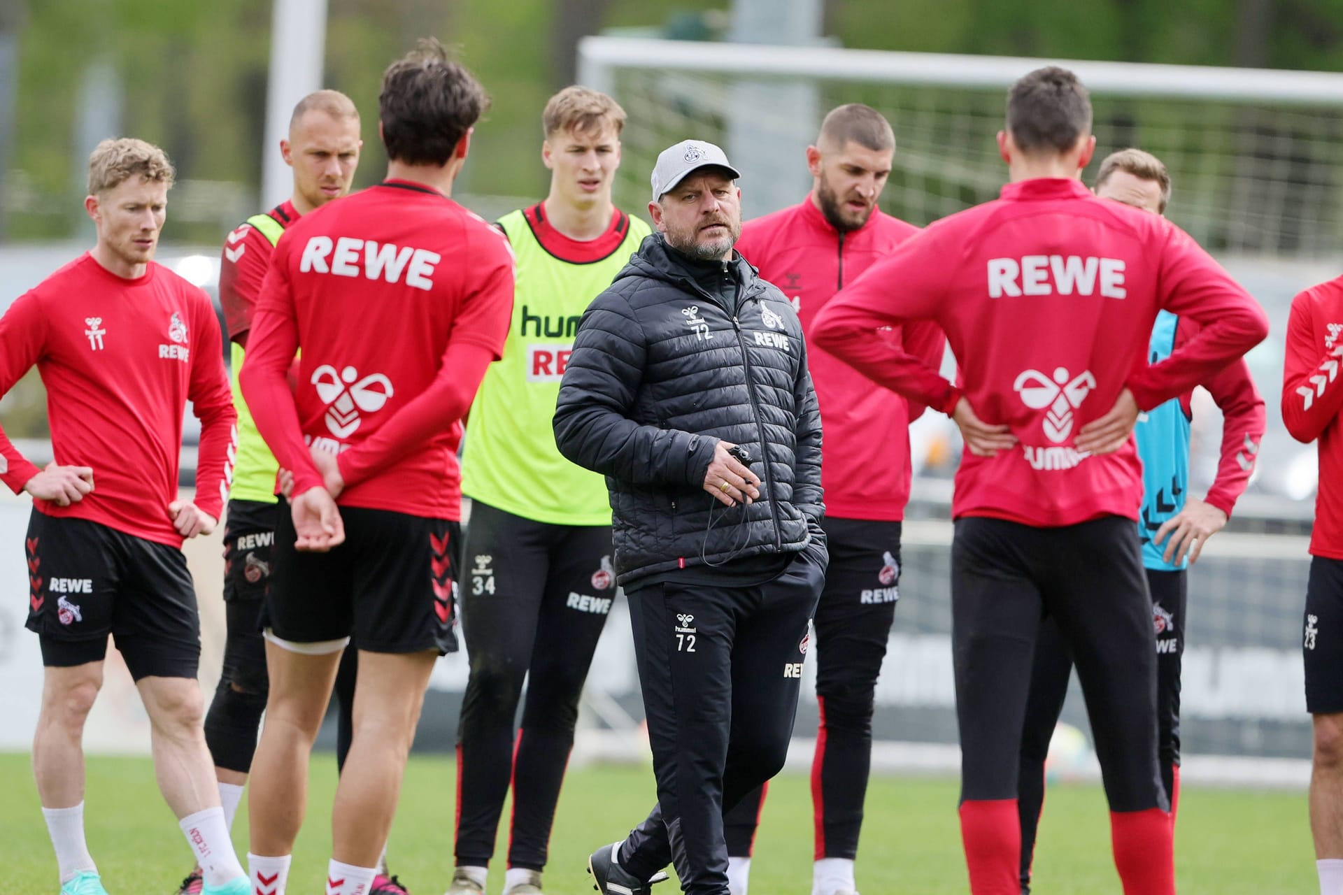 Steffen Baumgart während einer Trainingseinheit: Der Coach vom 1. FC Köln steht vor Luxus-Problemen.