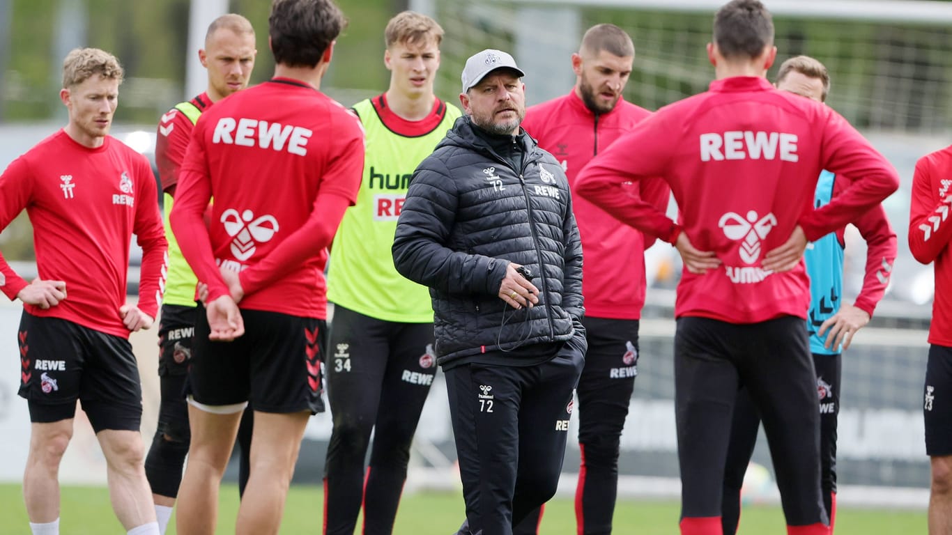 Steffen Baumgart während einer Trainingseinheit: Der Coach vom 1. FC Köln steht vor Luxus-Problemen.