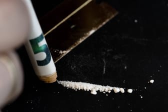 Kokain wird durch einen Geldschein gezogen (Symbolbild): Ein führender Kopf einer Kokainbande aus Hannover ist wieder auf freiem Fuß.