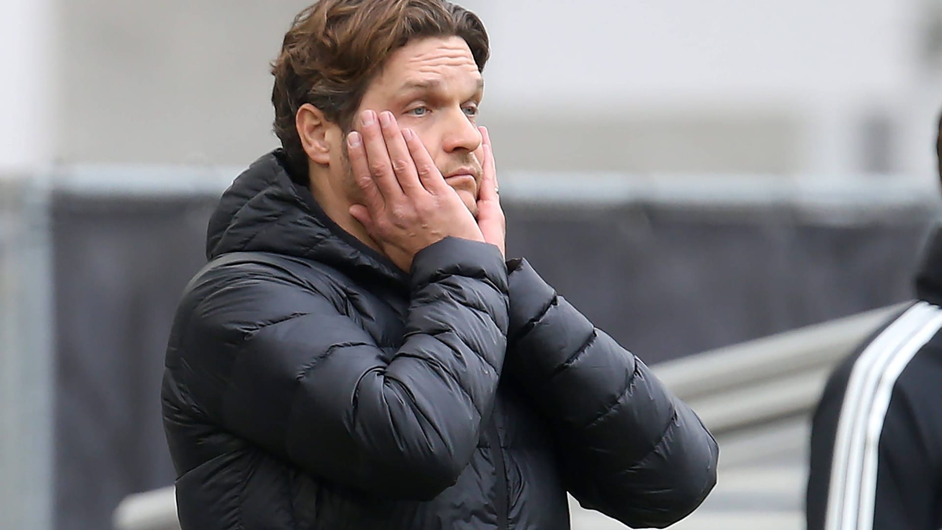 Edin Terzic: Der Trainer und die Bank informierten die BVB-Profis wohl nicht über den Stand in der Partie des FC Bayern. Edin Terzic: Der Trainer und die Bank informierten die BVB-Profis wohl nicht über den Stand in der Partie des FC Bayern.