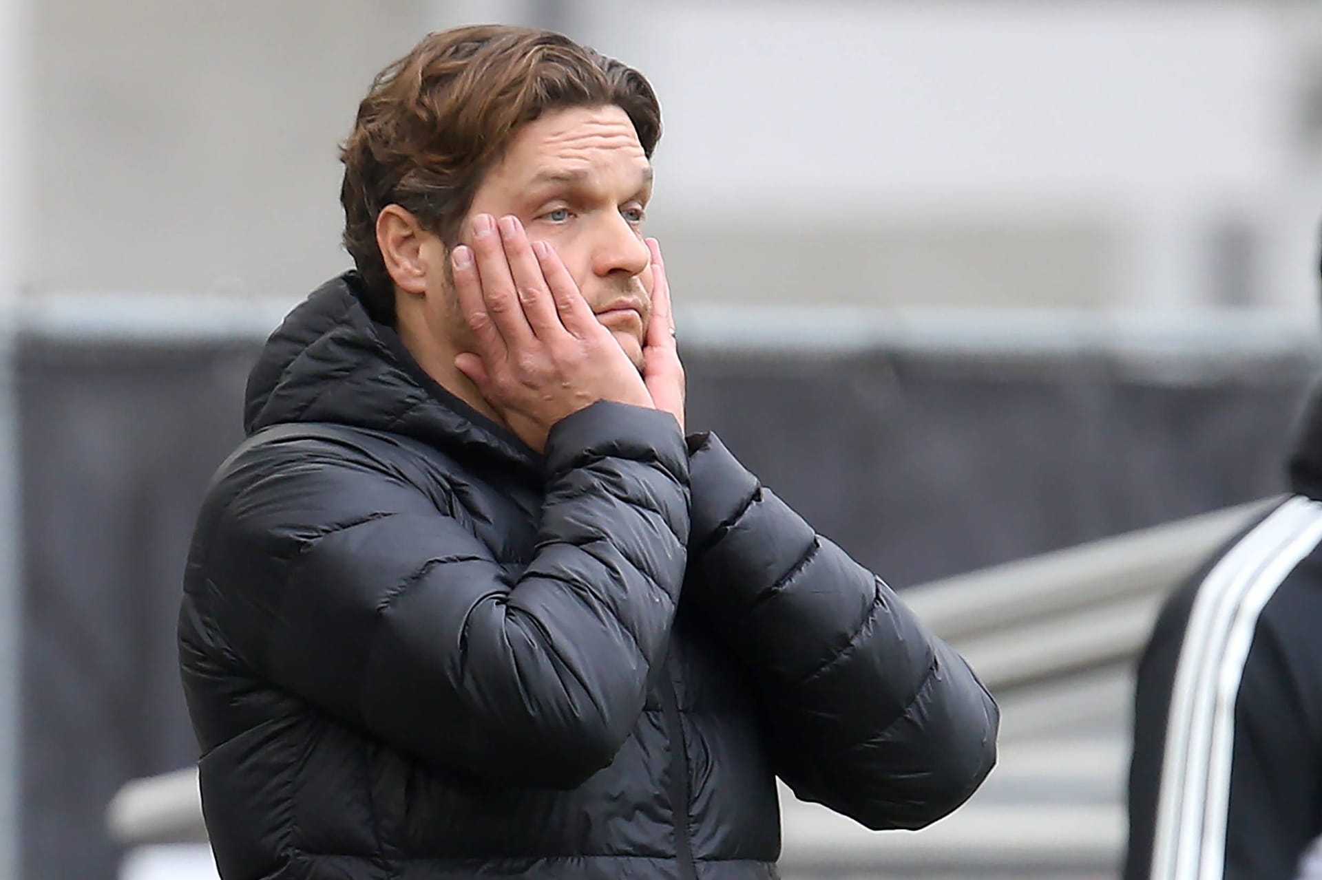 Edin Terzic: Der Trainer und die Bank informierten die BVB-Profis wohl nicht über den Stand in der Partie des FC Bayern.
