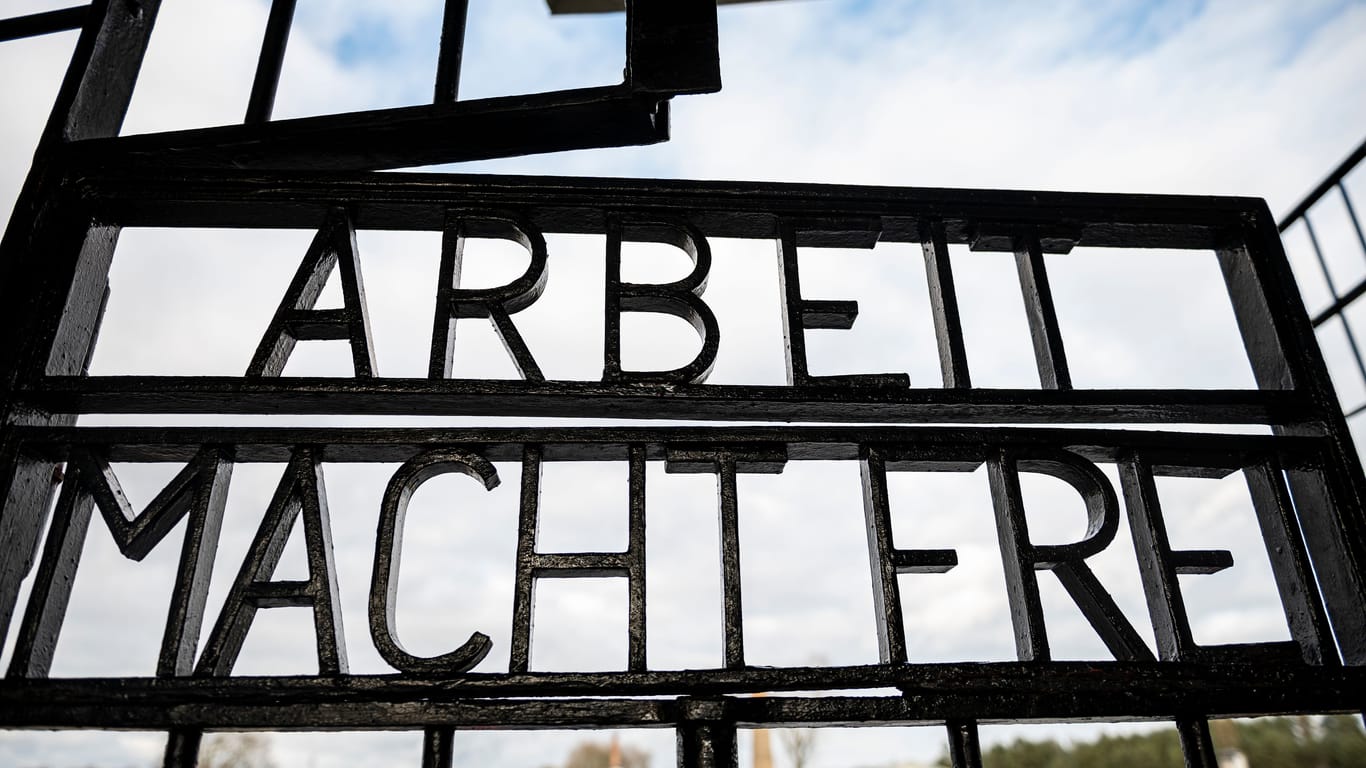 Der Schriftzug "Arbeit macht frei" am Eingang der Gedenkstätte Sachsenhausen (Archivbild): Grausamer Zynismus der Nazis.