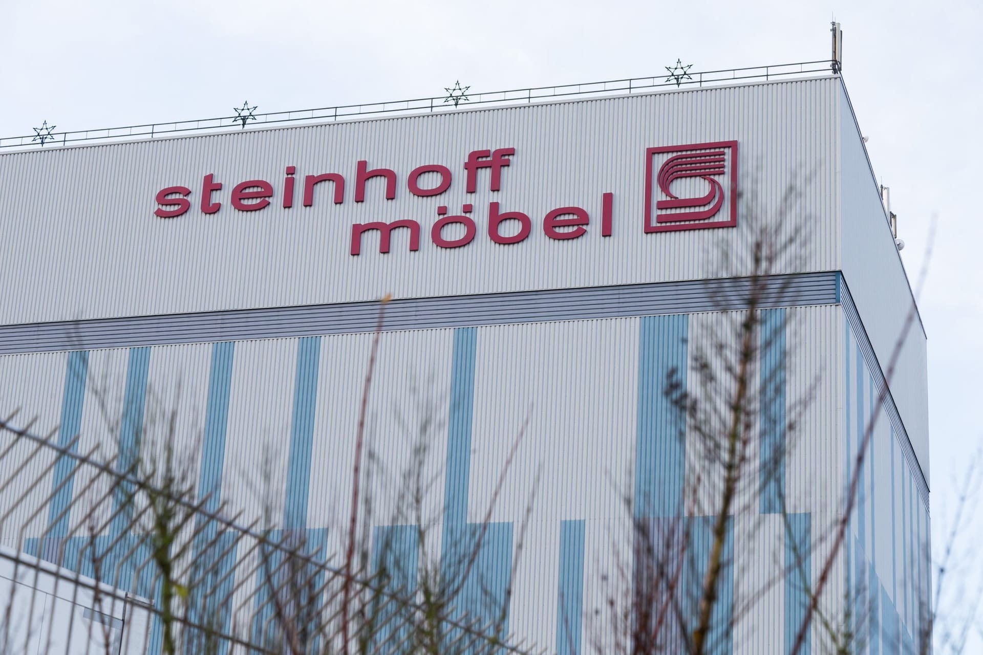 "Steinhoff Möbel" steht an einem Gebäude des Möbelhaus-Konzerns (Archivfoto): Das Unternehmen hat seine Wurzeln in Westerstede in Niedersachsen.