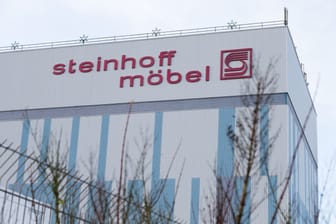 "Steinhoff Möbel" steht an einem Gebäude des Möbelhaus-Konzerns (Archivfoto): Das Unternehmen hat seine Wurzeln in Westerstede in Niedersachsen.