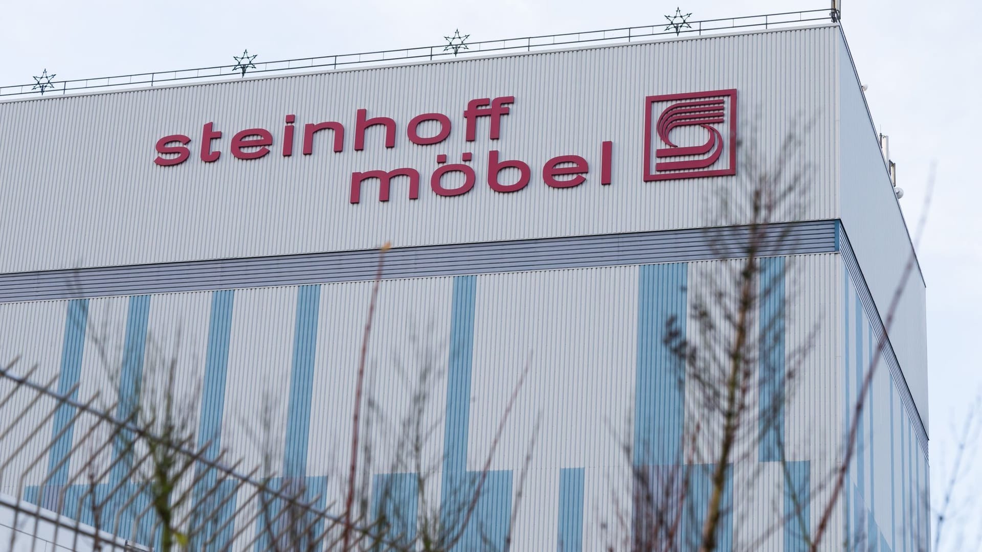 "Steinhoff Möbel" steht an einem Gebäude des Möbelhaus-Konzerns (Archivfoto): Das Unternehmen hat seine Wurzeln in Westerstede in Niedersachsen.