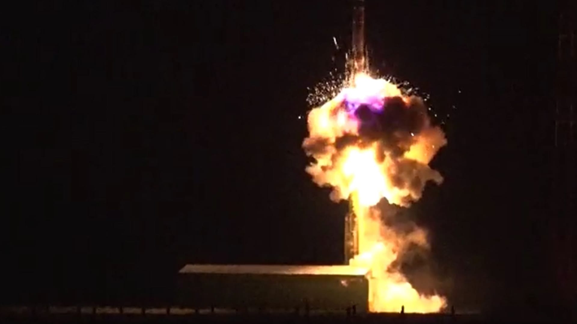 Start der Interkontinentalrakete (Videoscreenshot): Russland hat die Rakete auf einem Testgelände in Kasachstan abgefeuert.