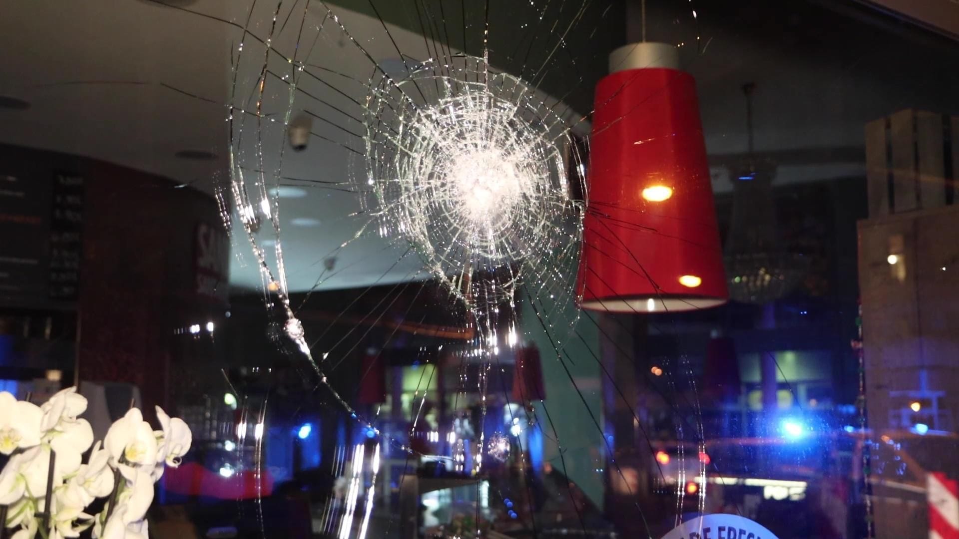 Randale in Berlin: Mindestens 20 Personen zogen durch die Straßen und warfen Steine. Randale in Berlin: Mindestens 20 Personen zogen durch die Straßen und warfen Steine.