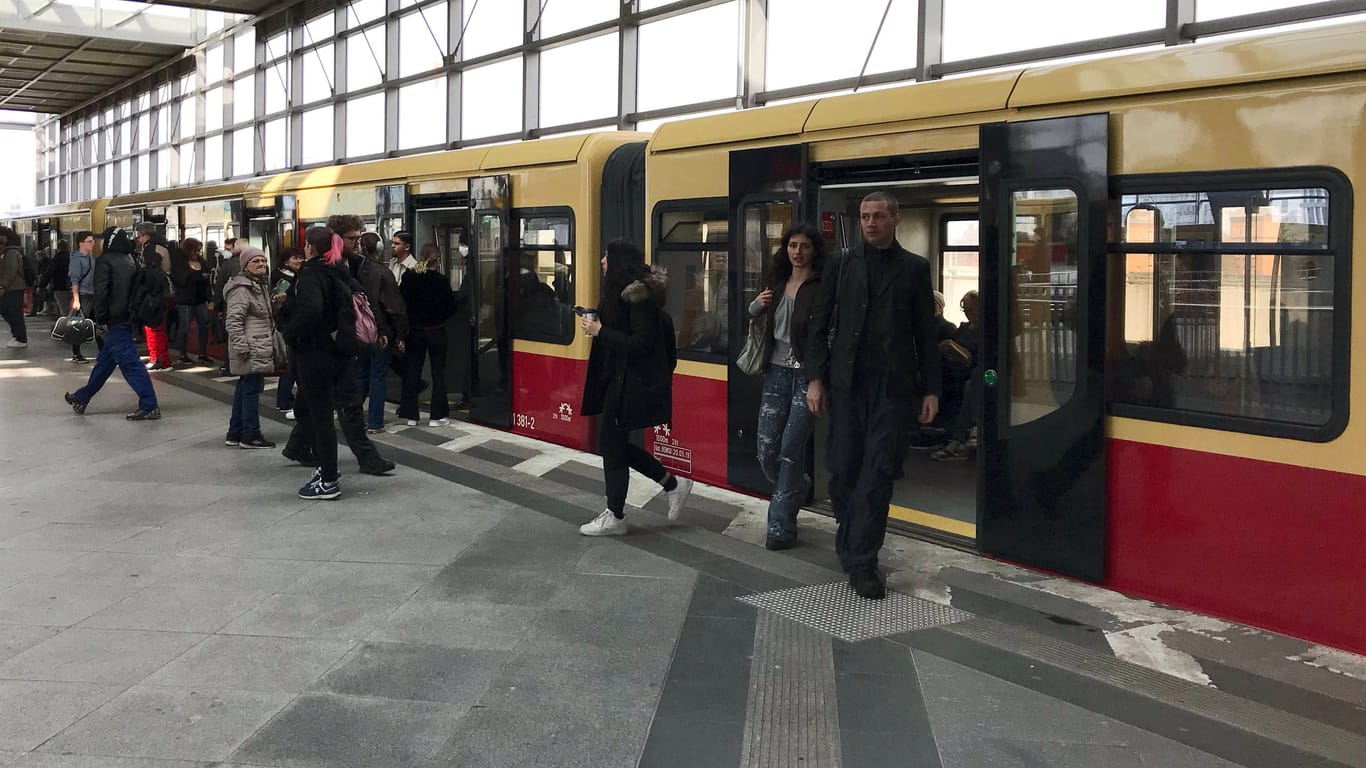 Eine S-Bahn am Südkreuz in Berlin (Archivbild): Bei der Ringbahn gibt es bald Veränderungen.