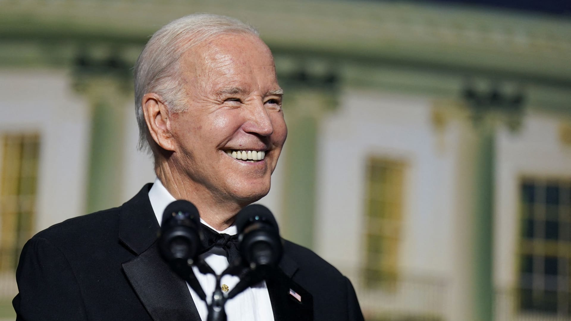 Joe Biden beim traditionellen Gala-Dinner mit der Presse: Der US-Präsident musste Witze über sein Alter über sich ergehen lassen müssen, konnte aber selbst darüber lachen.