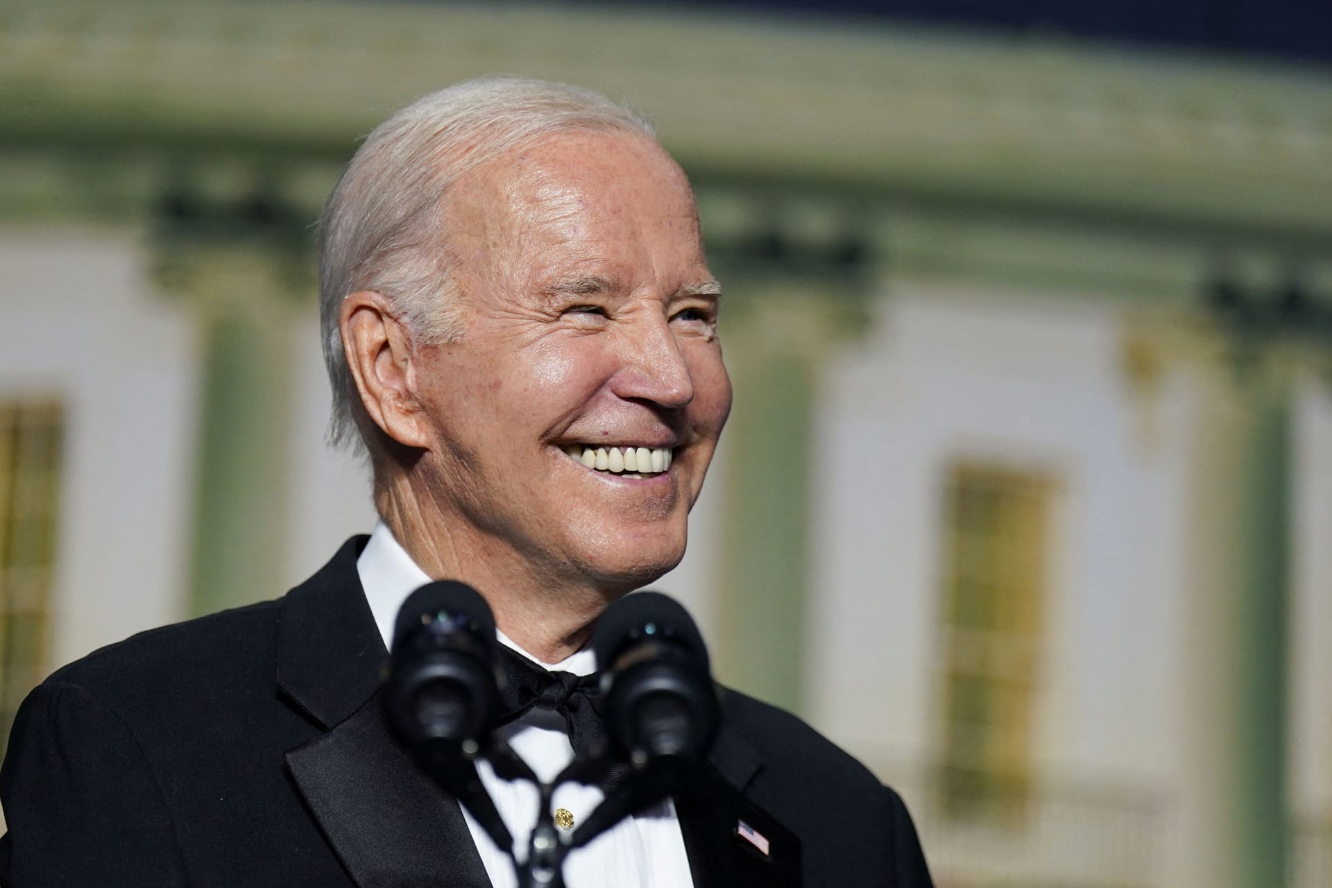 Joe Biden beim traditionellen Gala-Dinner mit der Presse: Der US-Präsident musste Witze über sein Alter über sich ergehen lassen müssen, konnte aber selbst darüber lachen.