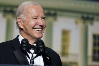 Joe Biden beim traditionellen Gala-Dinner mit der Presse: Der US-Präsident musste Witze über sein Alter über sich ergehen lassen müssen, konnte aber selbst darüber lachen.