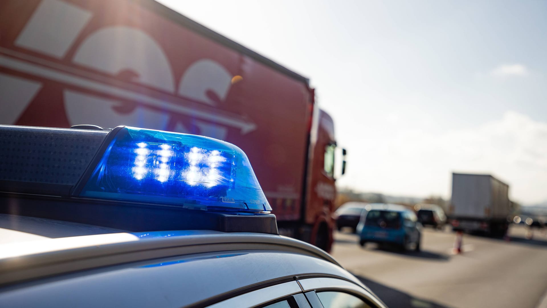 Langer Rückstau nach einem Unfall (Symbolbild): Die Autobahn musste zeitweise komplett gesperrt werden. Langer Rückstau nach einem Unfall (Symbolbild): Die Autobahn musste zeitweise komplett gesperrt werden.