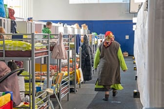 Flüchtlingsunterkunft in der Turnhalle des Gymnasiums in Bayern: Im vergangenen Jahr kamen mehr als eine Million Ukrainer nach Deutschland.