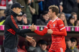 Thomas Tuchel und Thomas Müller (r.): Zuletzt hat Tuchel nicht auf Müller in der Startelf gesetzt.