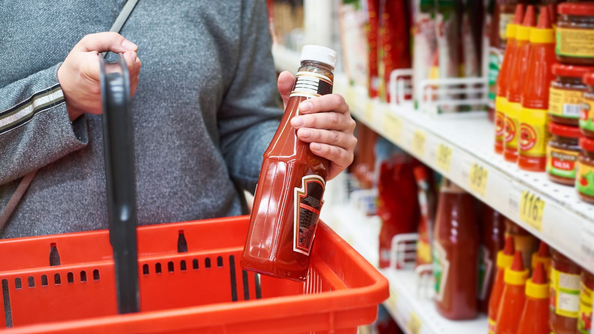 Fertiger Ketchup kann viel Zucker sowie Fett und Salz enthalten.