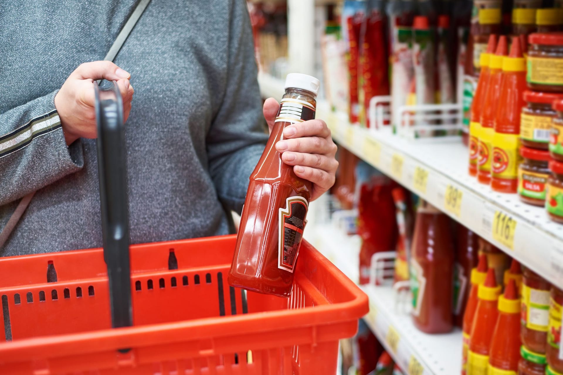 Fertiger Ketchup kann viel Zucker sowie Fett und Salz enthalten.