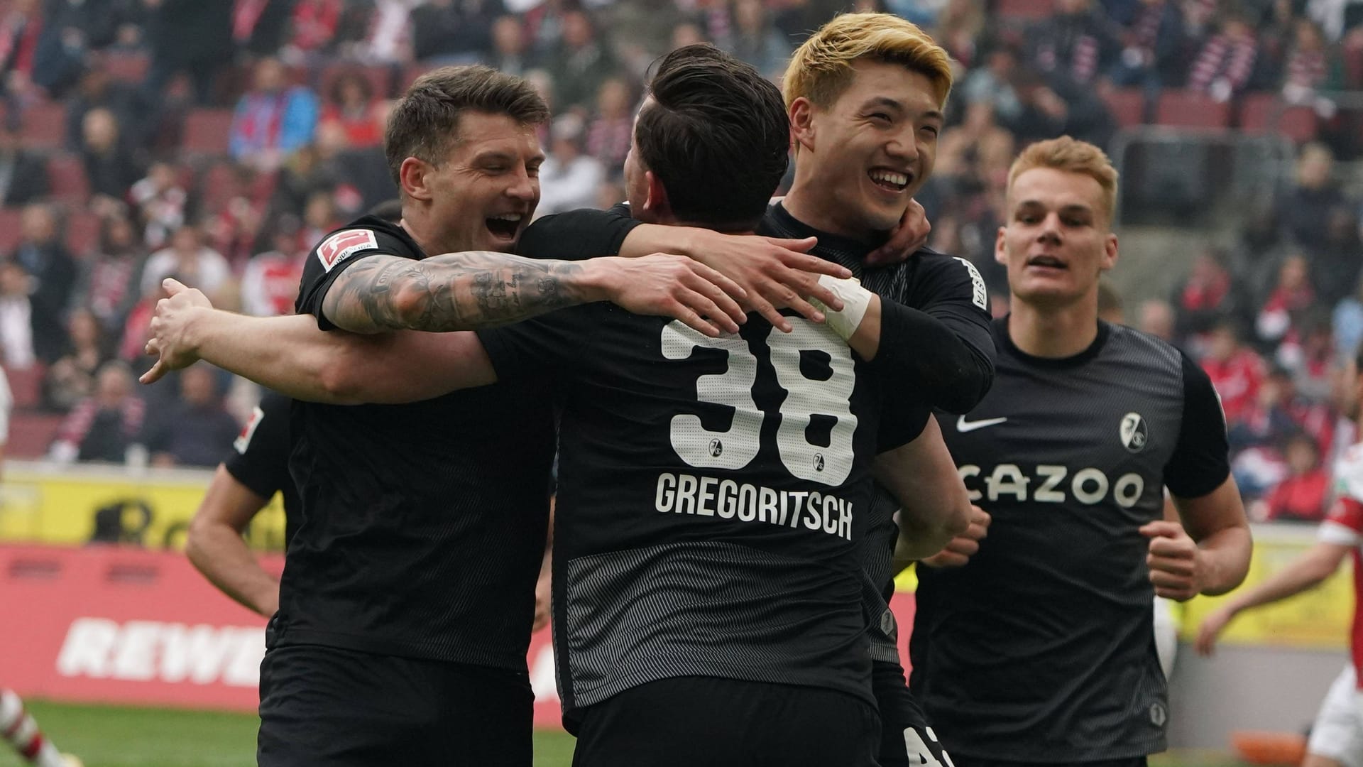 Champions-League-Platz: Jubel bei den Freiburgern um Torschütze Doan.