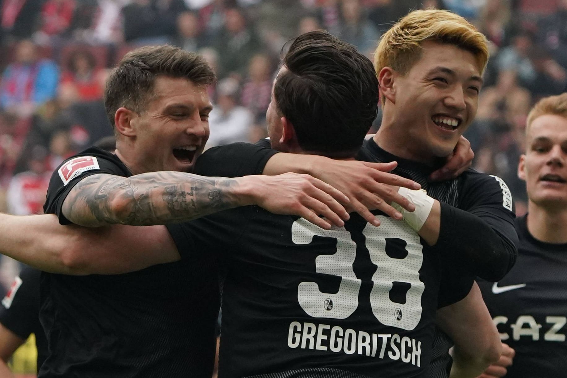 Champions-League-Platz: Jubel bei den Freiburgern um Torschütze Doan.