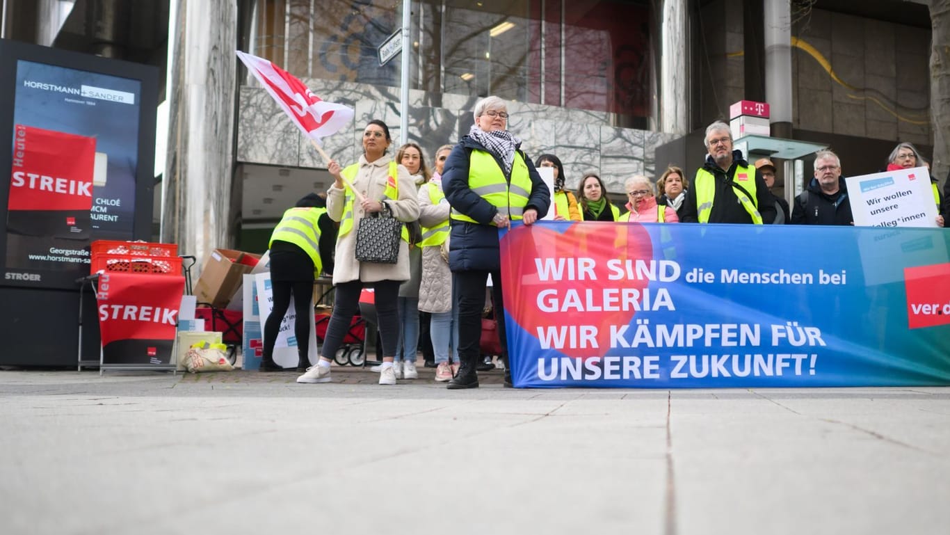Mitarbeiter von Galeria Karstadt Kaufhof in Hannover stehen bei einem Streik vor der Filiale am Hauptbahnhof: Die Gewerkschaft Verdi hat die Beschäftigten von Galeria Karstadt Kaufhof zum Protest aufgerufen.