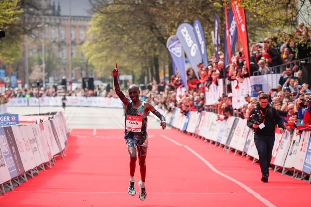 Leichtathletik: Marathon. Bernard Koech aus Kenia feiert seinen Sieg beim Hamburg-Marathon. Rund 11.800 Teilnehmer nahmen an der 37. Auflage des Hamburg-Marathons teil.