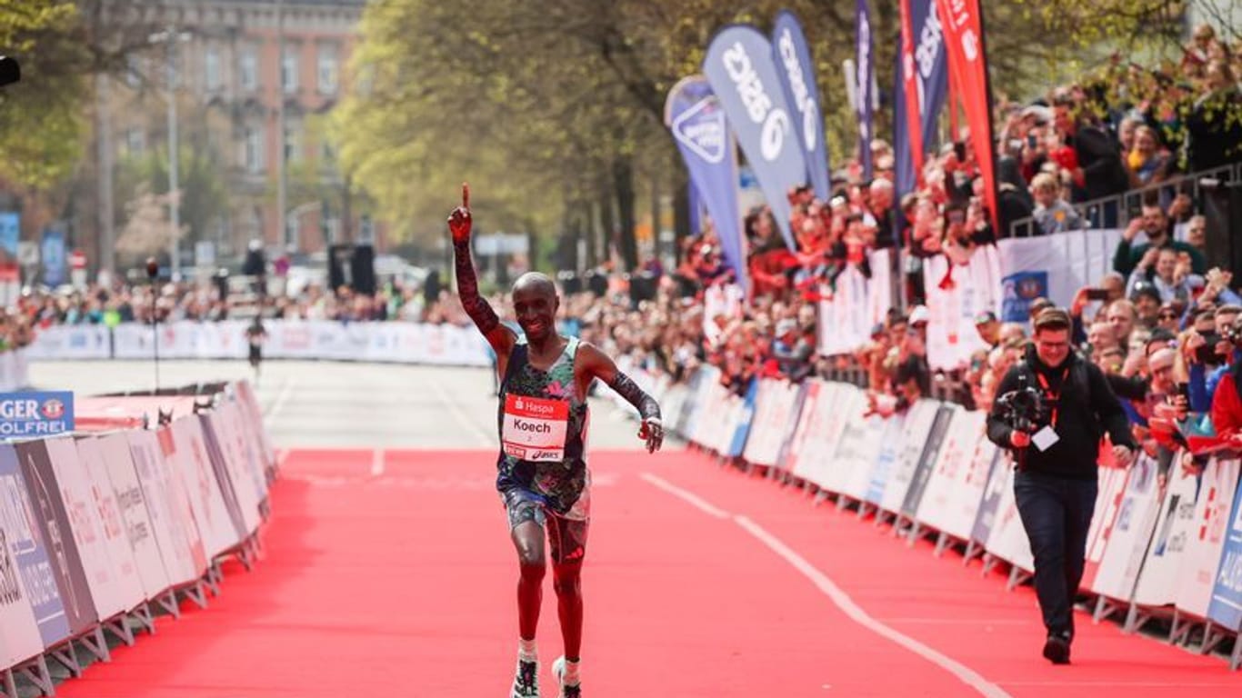 Leichtathletik: Marathon. Bernard Koech aus Kenia feiert seinen Sieg beim Hamburg-Marathon. Rund 11.800 Teilnehmer nahmen an der 37. Auflage des Hamburg-Marathons teil.