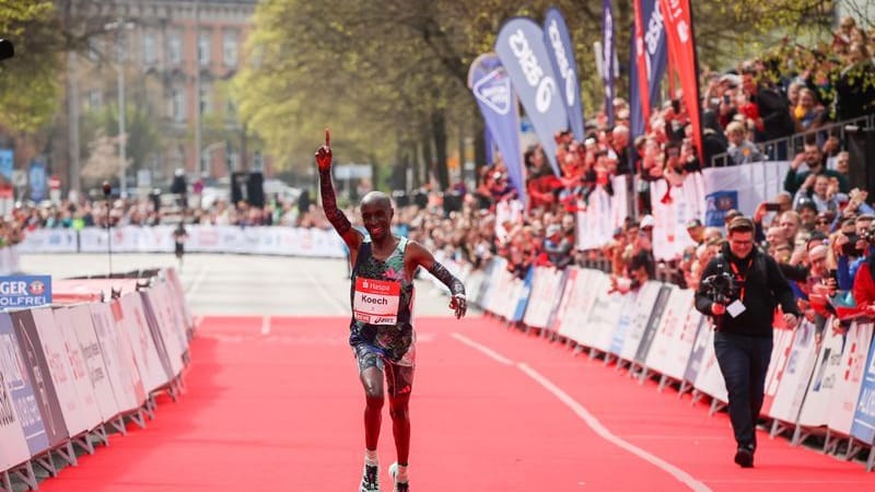 Leichtathletik: Marathon. Bernard Koech aus Kenia feiert seinen Sieg beim Hamburg-Marathon. Rund 11.800 Teilnehmer nahmen an der 37. Auflage des Hamburg-Marathons teil. Leichtathletik: Marathon. Bernard Koech aus Kenia feiert seinen Sieg beim Hamburg-Marathon. Rund 11.800 Teilnehmer nahmen an der 37. Auflage des Hamburg-Marathons teil.