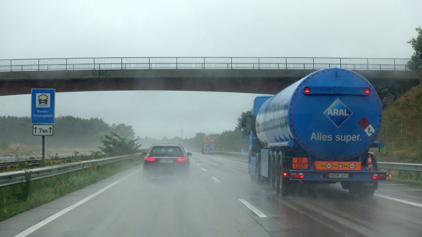 Fahrzeuge fahren auf der Autobahn (Symbolbild): Ein Autofahrer beobachtete drei dunkel gekleidete Personen.