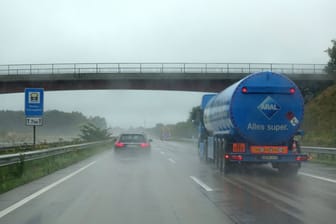 Fahrzeuge fahren auf der Autobahn (Symbolbild): Ein Autofahrer beobachtete drei dunkel gekleidete Personen.