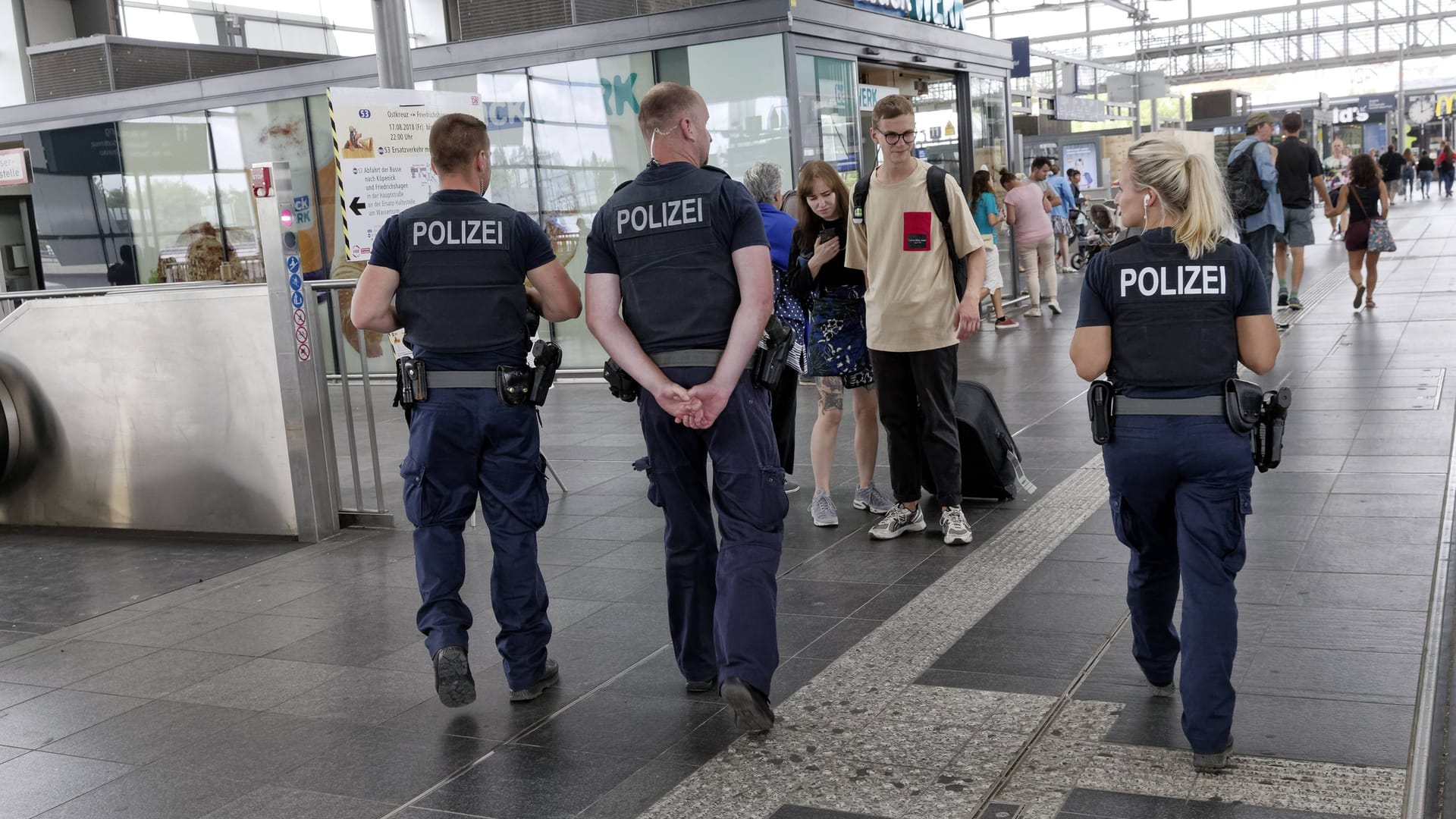 Polizei an einer Berliner S-Bahn-Station (Symbolbild): Einsatzkräfte durchsuchten mehrere Züge. Polizei an einer Berliner S-Bahn-Station (Symbolbild): Einsatzkräfte durchsuchten mehrere Züge.