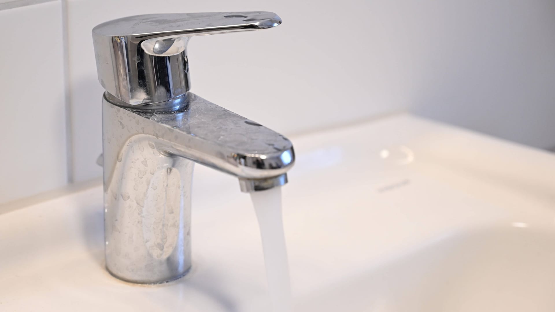 Ein Wasserhahn (Archivbild): In Berlin wird weiterhin zu viel Wasser verbraucht. Ein Wasserhahn (Archivbild): In Berlin wird weiterhin zu viel Wasser verbraucht.