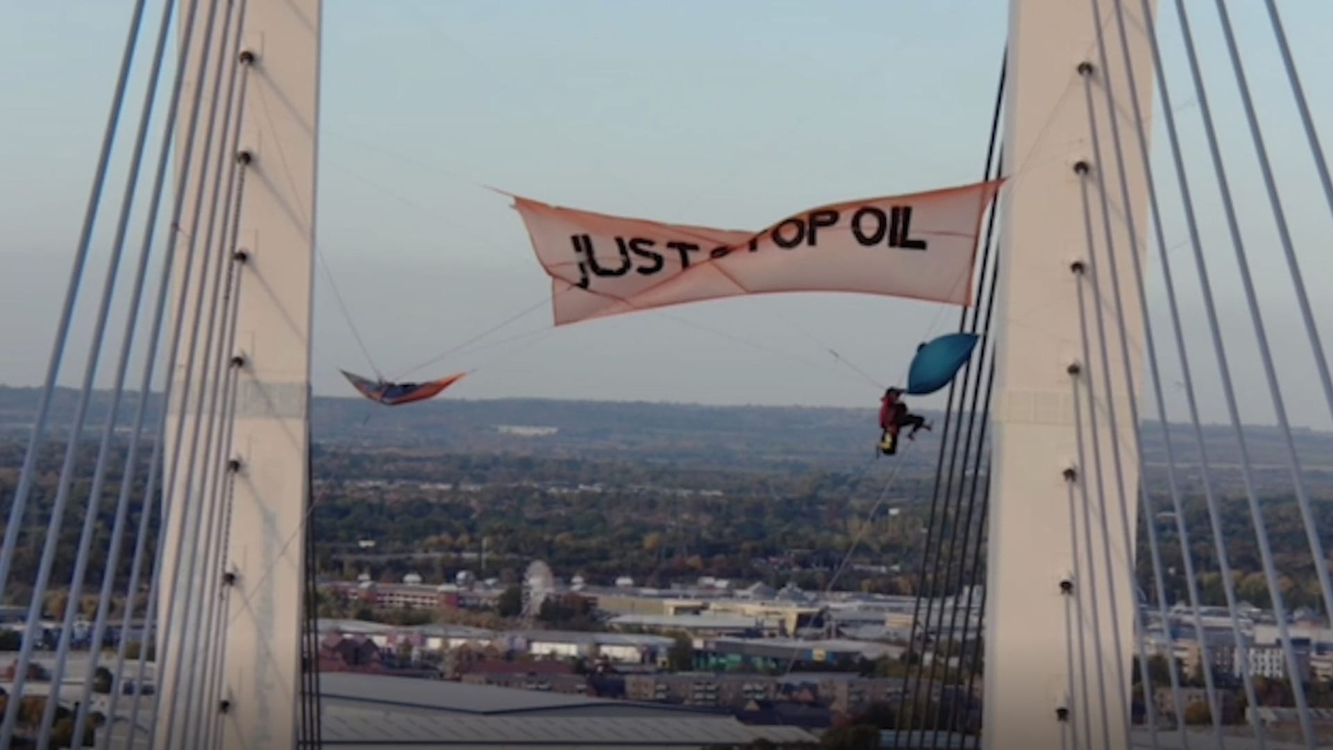 "Just Stop Oil": Diese Protestaktion brachte zwei Klimaaktivisten eine mehrjährige Haftstrafe ein.