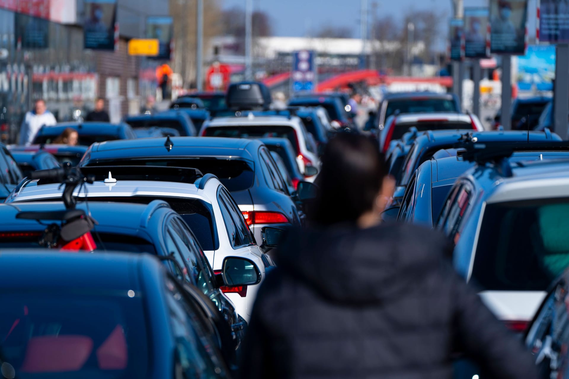 Stau auf der Autobahn: Am langen Wochenende kann es auf einigen Straßen voll werden.