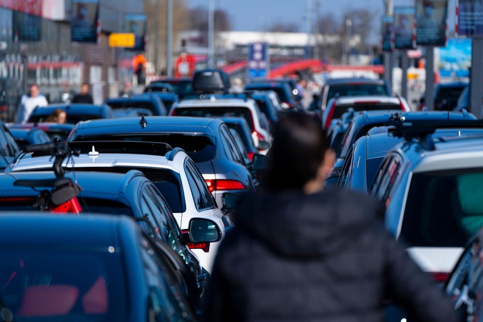 Stau auf der Autobahn: Am langen Wochenende kann es auf einigen Straßen voll werden.