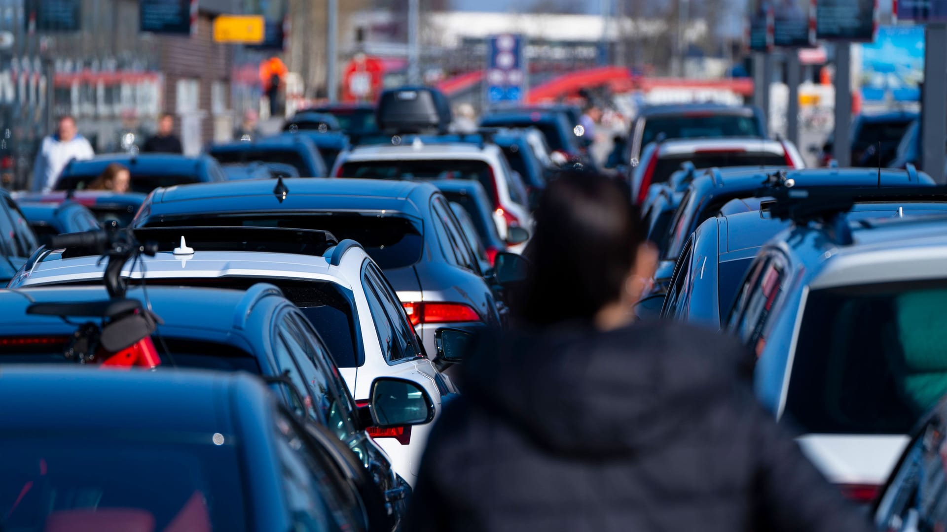 Stau auf der Autobahn: Am langen Wochenende kann es auf einigen Straßen voll werden.