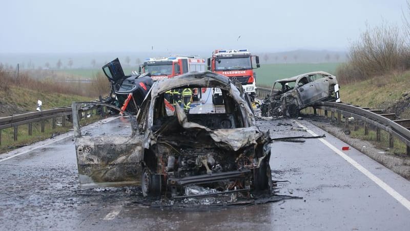 Zwei ausgebrannter PKW stehen an der Unfallstelle auf der B247 bei Bad Langensalza.