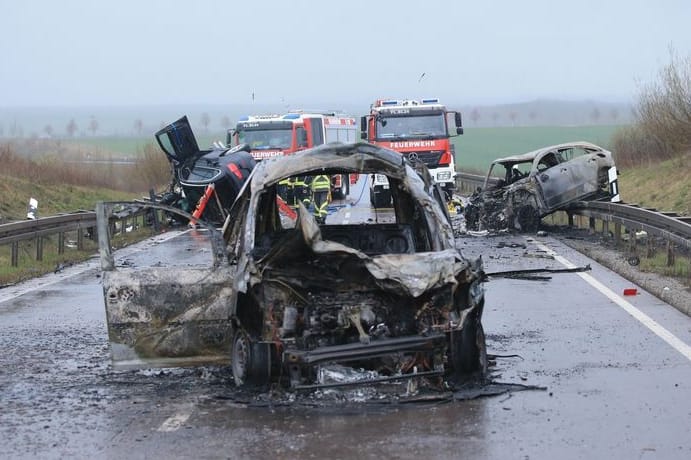 Zwei ausgebrannter PKW stehen an der Unfallstelle auf der B247 bei Bad Langensalza.