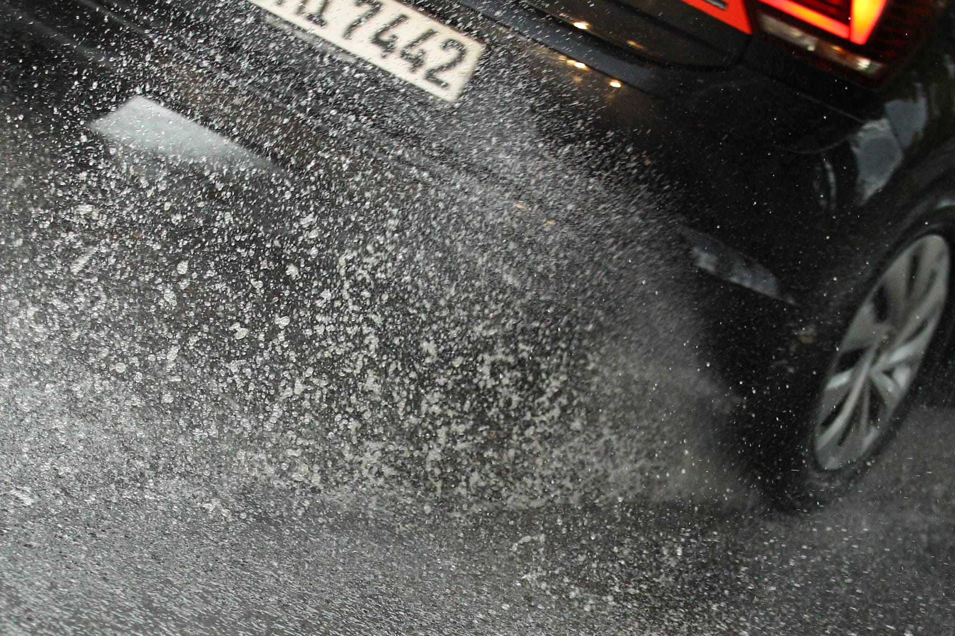 Vier Autofahrer verloren am Freitag die Kontrolle über ihr Fahrzeug (Symbolbild): Schuld daran war ein heftiges Hagel-Unwetter.