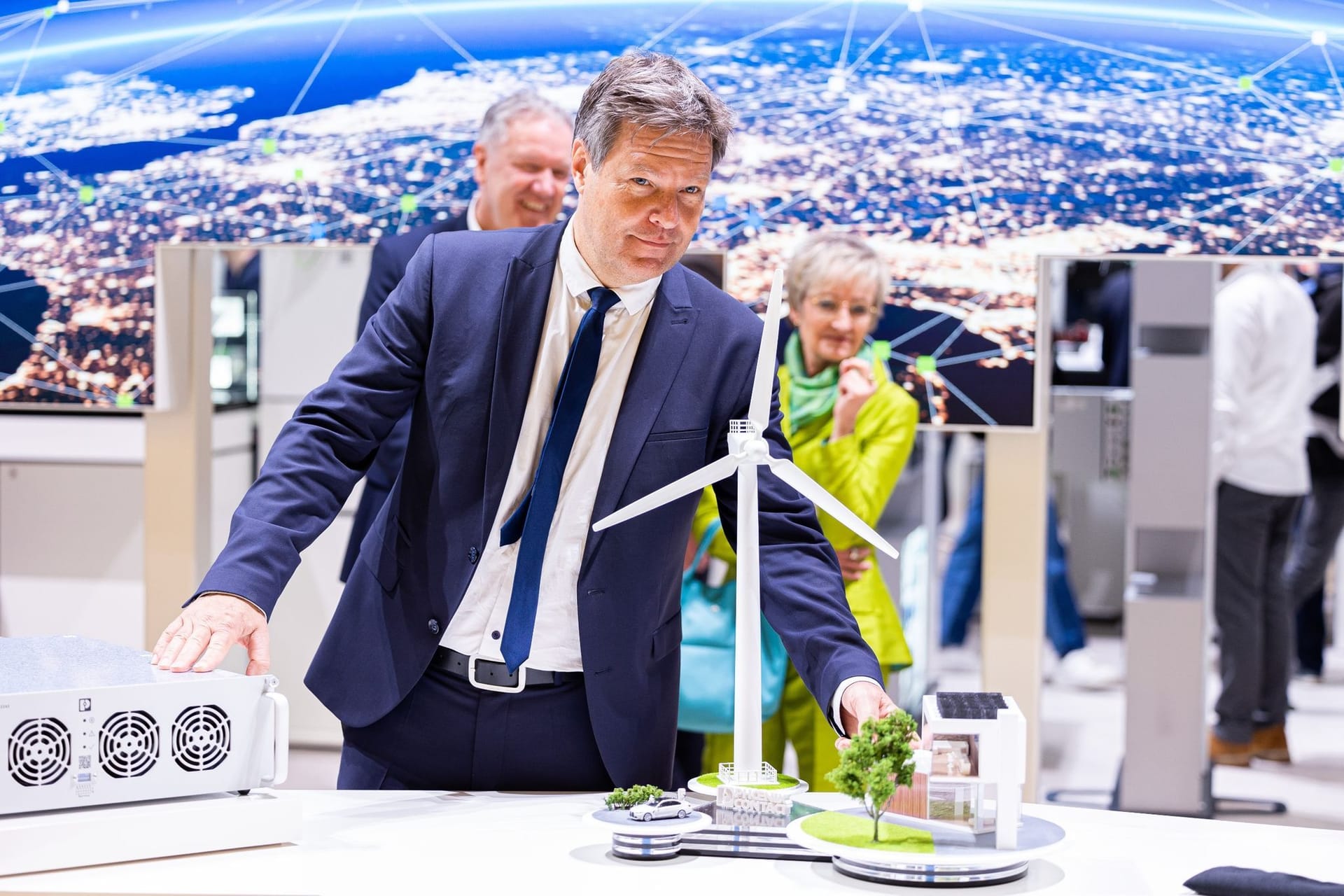 Robert Habeck (Bündnis 90/Die Grünen, 2.v.l), Bundeswirtschaftsminister: Er besuchte die Hannover Messe, hier steht er am Stand von Phoenix Contact.