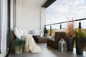 Schöne Balkonmöbel für wenig Platz: Mit diesen Möbeln verlagern Sie Ihren Arbeitsplatz oder Wohnzimmer im Sommer einfach nach draußen.