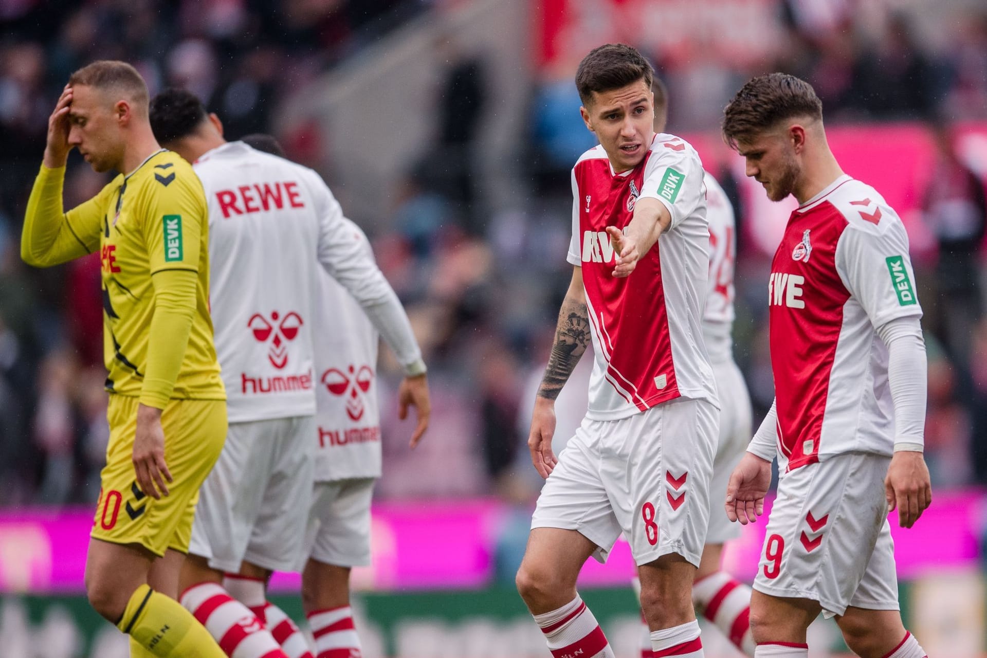 RheinEnergieStadion: Kölns Denis Huseinbasic (M) und Jan Thielmann (r) diskutieren nach dem Spiel.