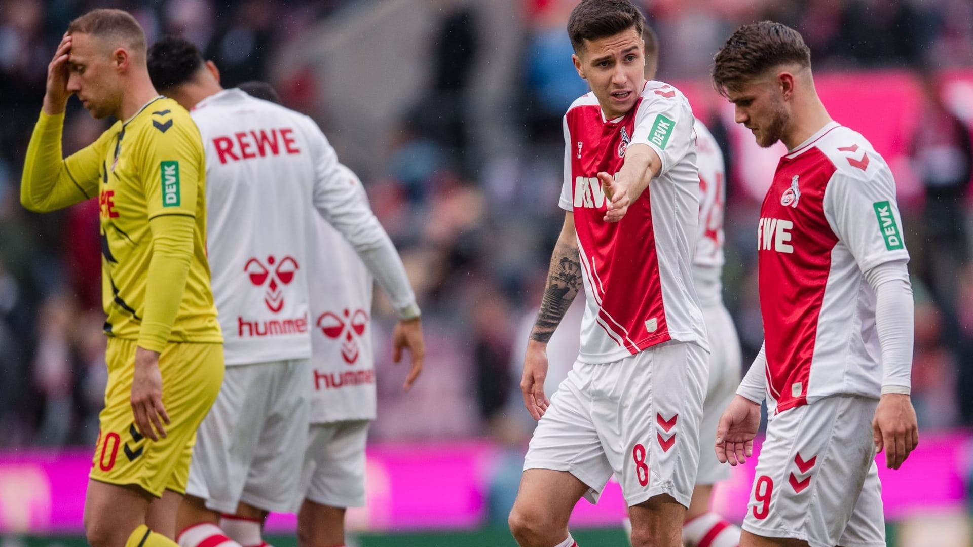 RheinEnergieStadion: Kölns Denis Huseinbasic (M) und Jan Thielmann (r) diskutieren nach dem Spiel.