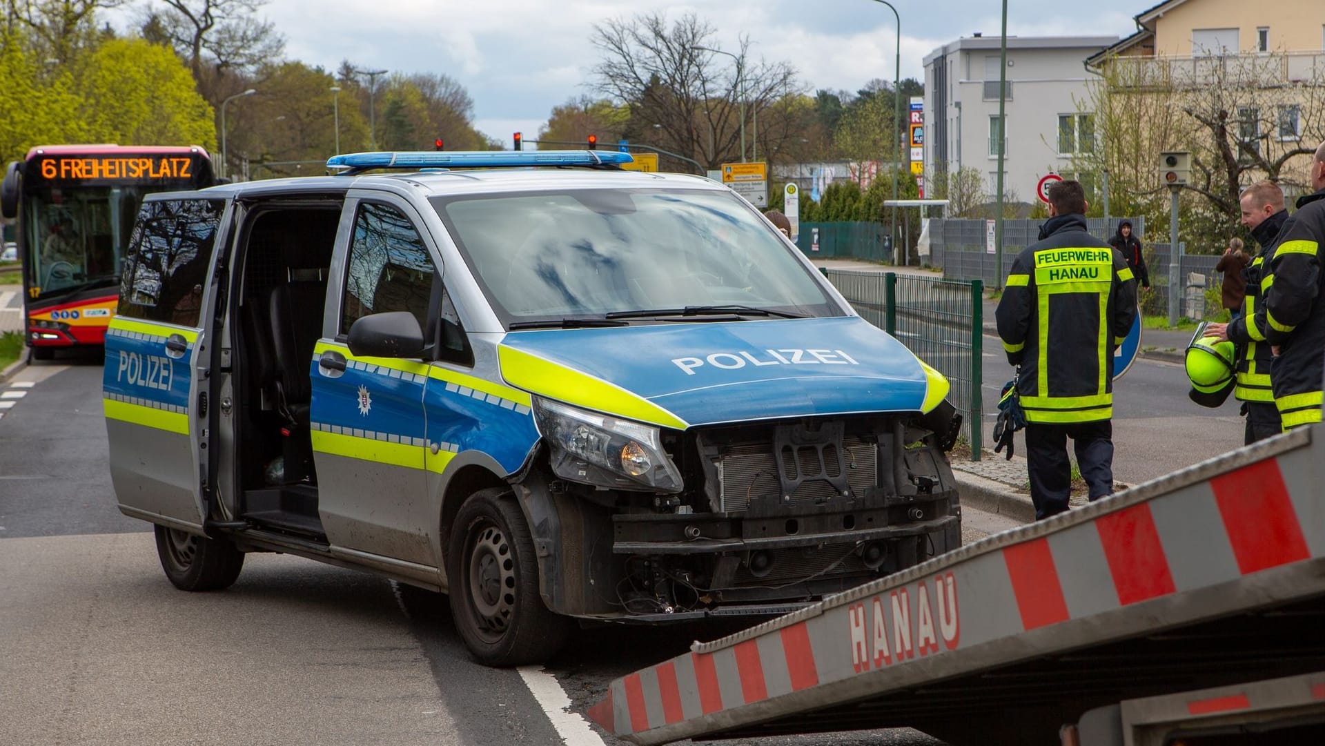 Der stark beschädigte Einsatzwagen wird abgeschleppt: Er war, genauso wie der andere Unfallwagen, nicht mehr fahrbereit.