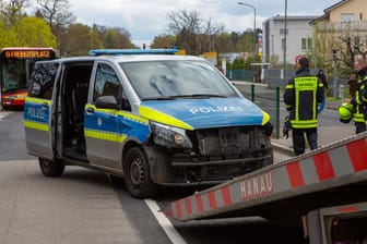 Der stark beschädigte Einsatzwagen wird abgeschleppt: Er war, genauso wie der andere Unfallwagen, nicht mehr fahrbereit.