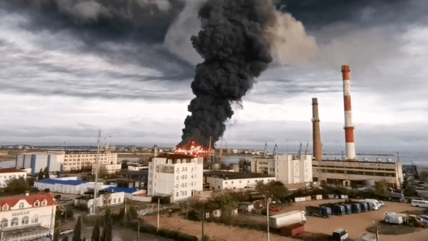 Der brennende Tank in Sewastopol: Offenbar gab es einen Drohnenangriff.
