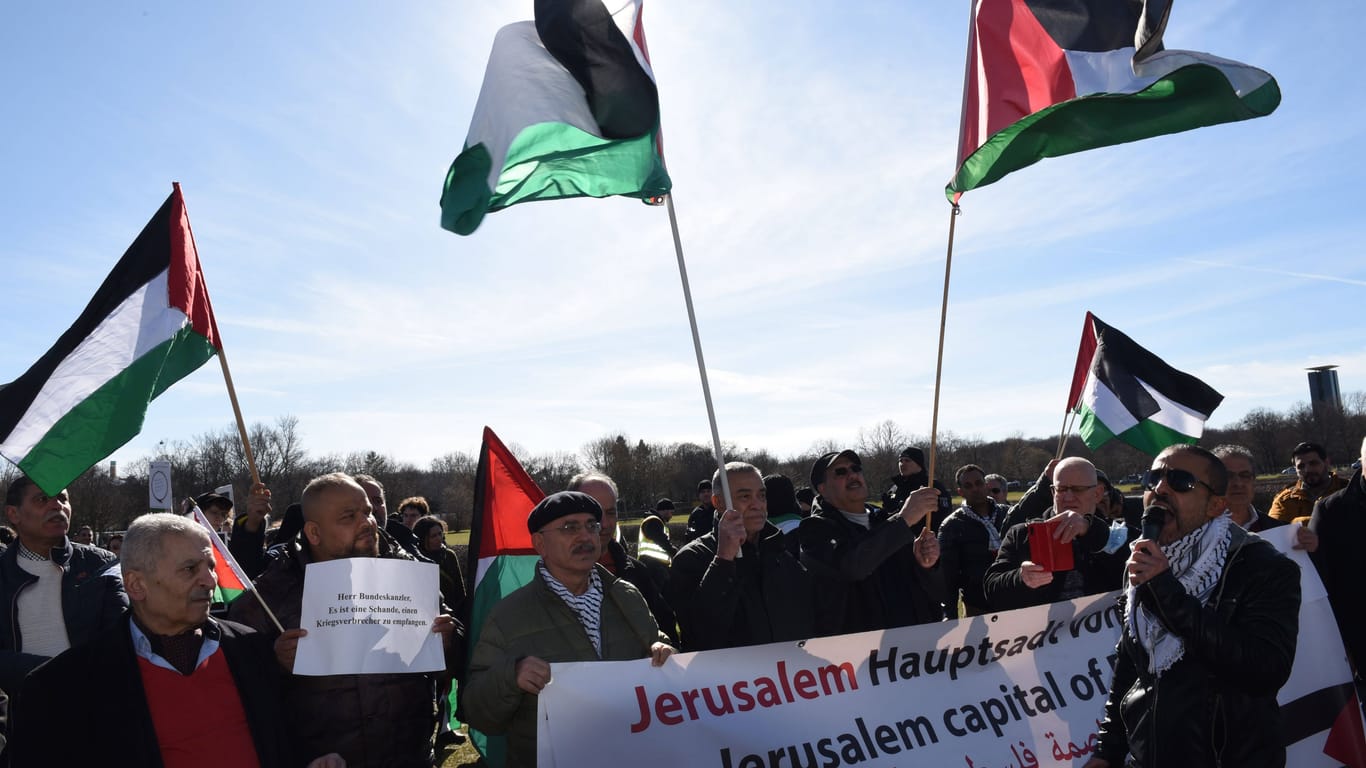 Eine Demonstration von Palästinensern Mitte März vor dem Bundeskanzleramt in Berlin (Archivbild): Auch in Köln finden am Samstag zwei Kundgebungen statt.