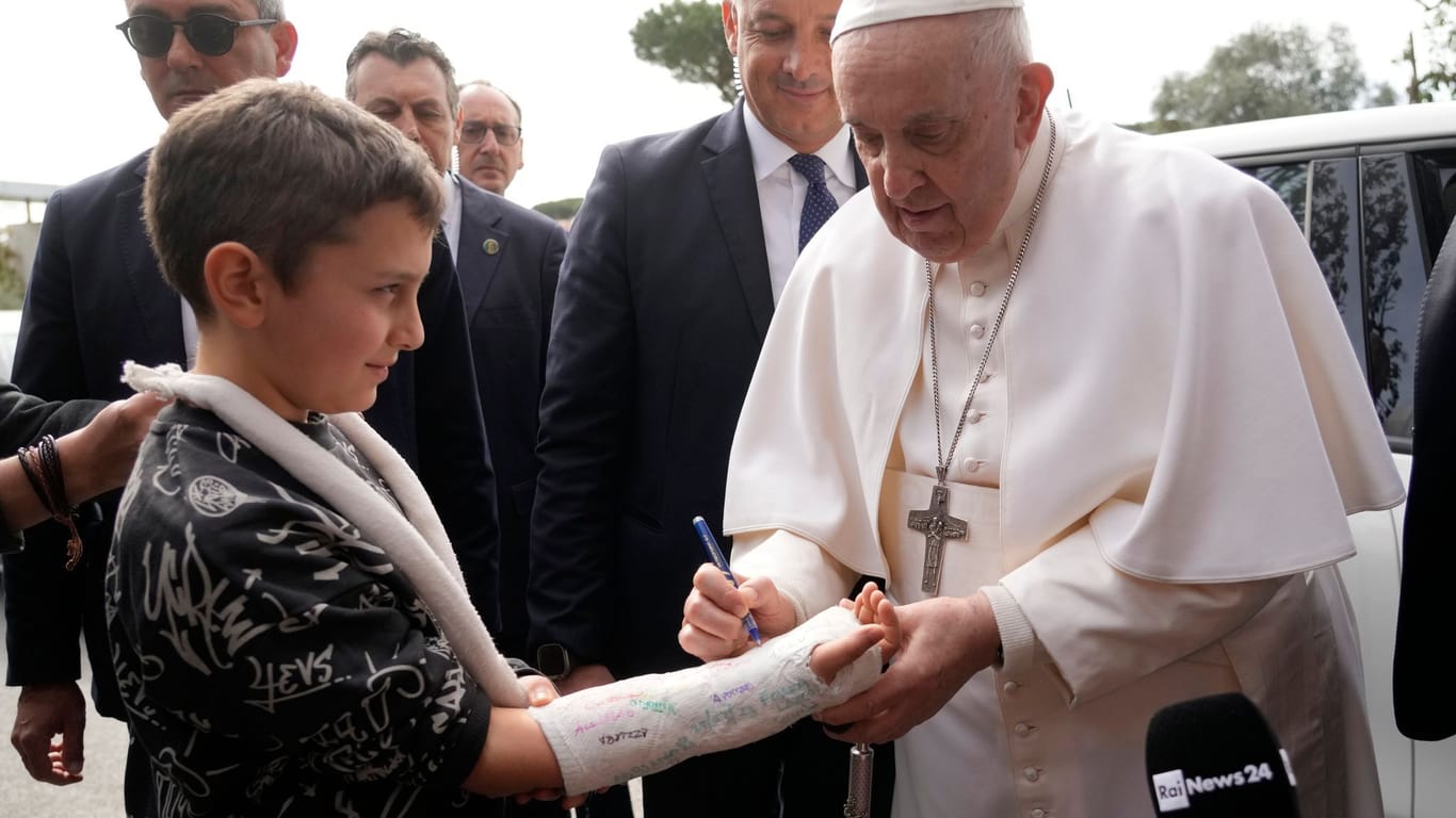 Papst Franziskus unterschreibt auf dem Gips eines Kindes: Der Krankenhausaufenthalt hatte große Sorge ausgelöst.