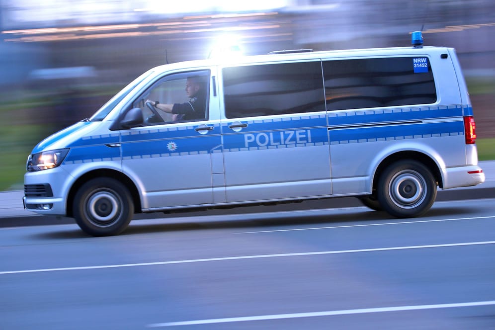 Ein Einsatzfahrzeug der Polizei fährt mit Blaulicht zu einem Einsatz (Symbolbild): Auf der A57 hat ein Pkw-Fahrer auf einen Lkw geschossen.